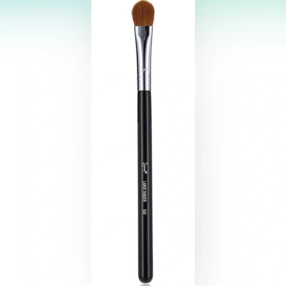 SIGMA BEAUTY LARGE SHADER BRUSH E60